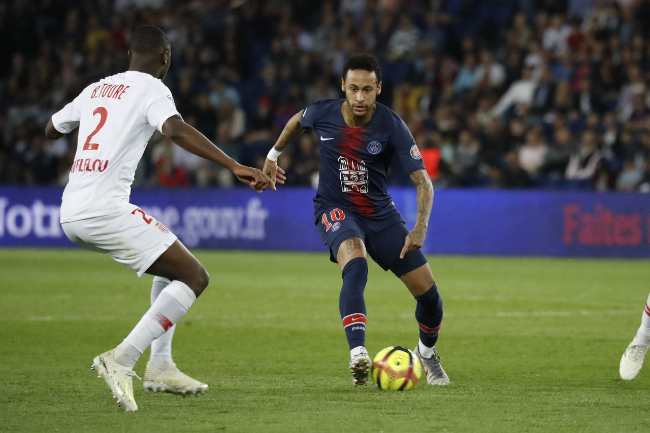 法比奥庆祝足协杯夺冠：将永远存在的时刻，一切荣耀归于上帝（法比奥欢庆足协杯加冕：这一刻将永存，一切荣耀献给上帝）